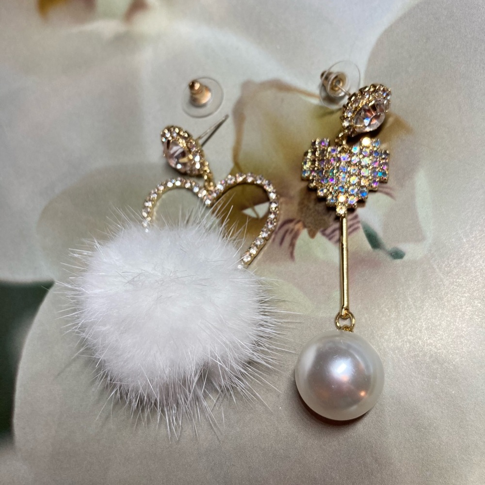 🌟 White Fur Crystal Asymmetrical Dangle Earrings - Picture 2 of 4